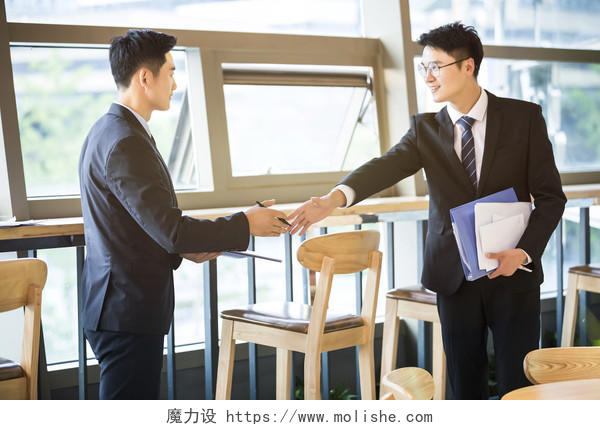 商务人士谈判客户握手图片